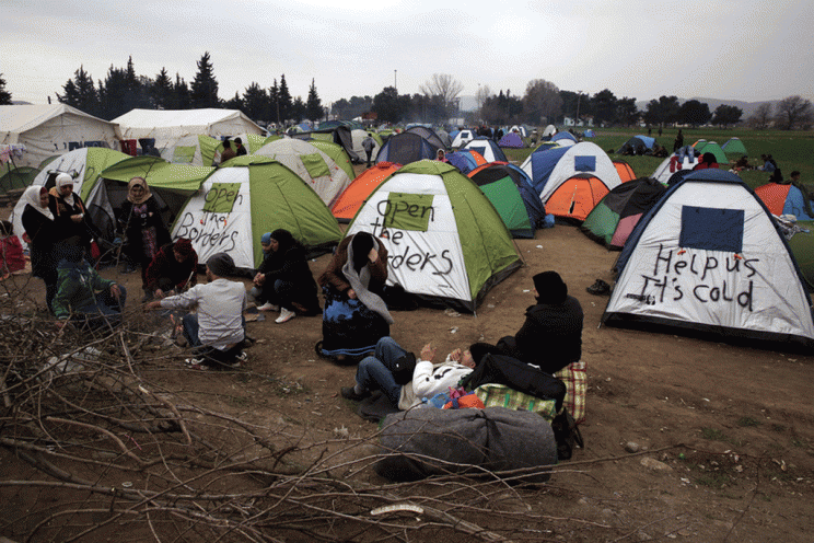 Με αργούς ρυθμούς η επιχείρηση εκκένωσης στην Ειδομένη