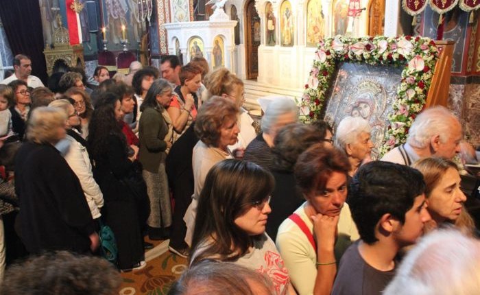 Εκατοντάδες πιστοί έρχονται για την εικόνα Άξιον Εστί στο Βύρωνα