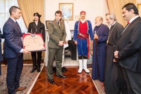 Οι Εύζωνοι της Προεδρικής Φρουράς στον Αρχιεπίσκοπο Αυστραλίας