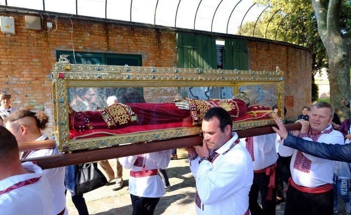 Συγκλονιστικές στιγμές  στην Βενετία από την μεταφορά της Λάρνακας όπου φυλάσσονται τα Τίμια Λείψανα της Αγίας Ισαποστόλου Ελένης