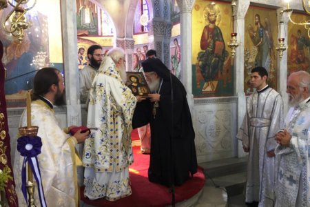 Τον Χρυσό Σταυρό μετά Διπλώματος απένειμε στον Αρχιεπίσκοπο Σινά ο μητροπολίτης Δημητριάδος