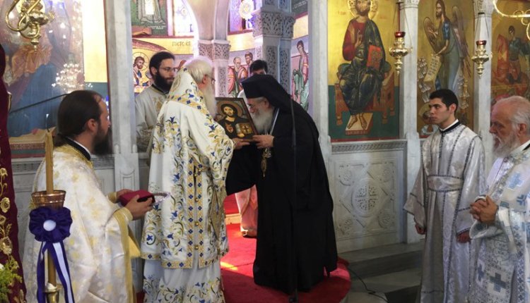 Τον Χρυσό Σταυρό μετά Διπλώματος απένειμε στον Αρχιεπίσκοπο Σινά ο μητροπολίτης Δημητριάδος