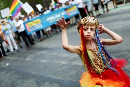 Άγιε μου Κοσμά, όντως άρχισαν να βγαίνουν πράγματα από τα σχολεία που ο νους μας δεν τα φανταζόταν!!