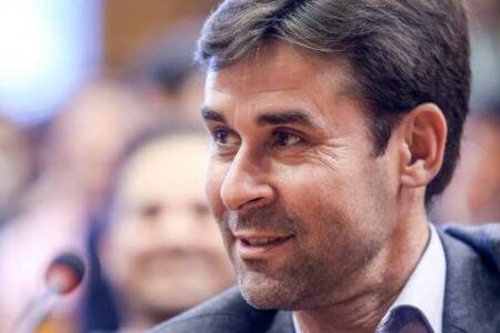 Επαγγελματίες ρατσιστές κρέμασαν την ταμπέλα του ρατσιστή στον Βασίλη Τσιάρτα