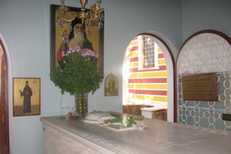 Πιστοί ακούν χτύπο στον τάφο του Αγίου Νεκταρίου