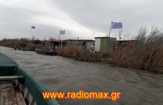 Ελληνες ψηλά το κεφάλι: Γέμισε με γαλανόλευκες η συνοριογραμμή στον Έβρο