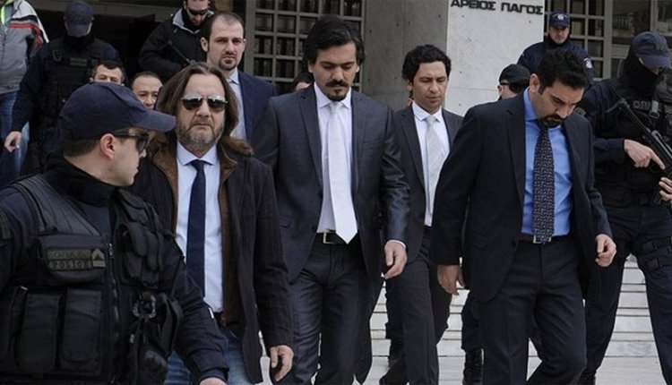 Οι 8 Τούρκοι που ζητούν άσυλο και οι 2 Έλληνες στρατιωτικοί: Ένα αιρετικό άρθρο