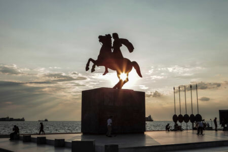 Ξεκίνησε η διαγραφή της ένδοξης Ιστορίας μας: Εσβησαν τα «φώτα» στον Μεγάλο Στρατηλάτη – Σοκ στη Θεσ/κη