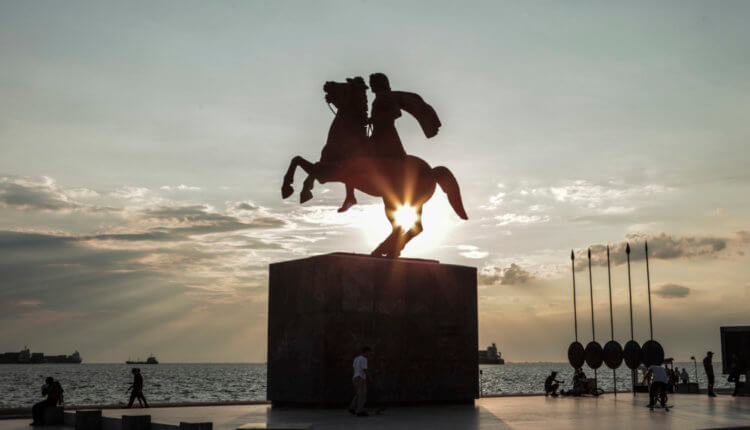 Ξεκίνησε η διαγραφή της ένδοξης Ιστορίας μας: Εσβησαν τα «φώτα» στον Μεγάλο Στρατηλάτη – Σοκ στη Θεσ/κη