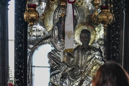 Μυροβλύζει η Παναγία η Οδηγήτρια – Συρρέουν οι πιστοί στον Ι.Ν. Αγίου Αθανασίου