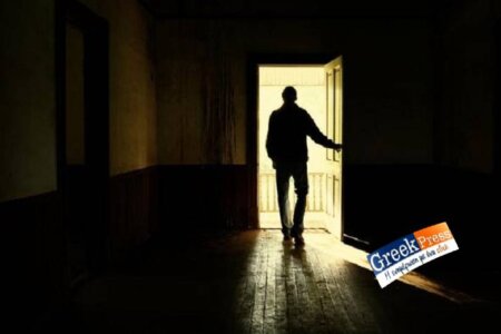 Άγ.Ι.Χρυσόστομος:Βλέπει το σπίτι του ετοιμόρροπο και περιποιείται την αυλή του!